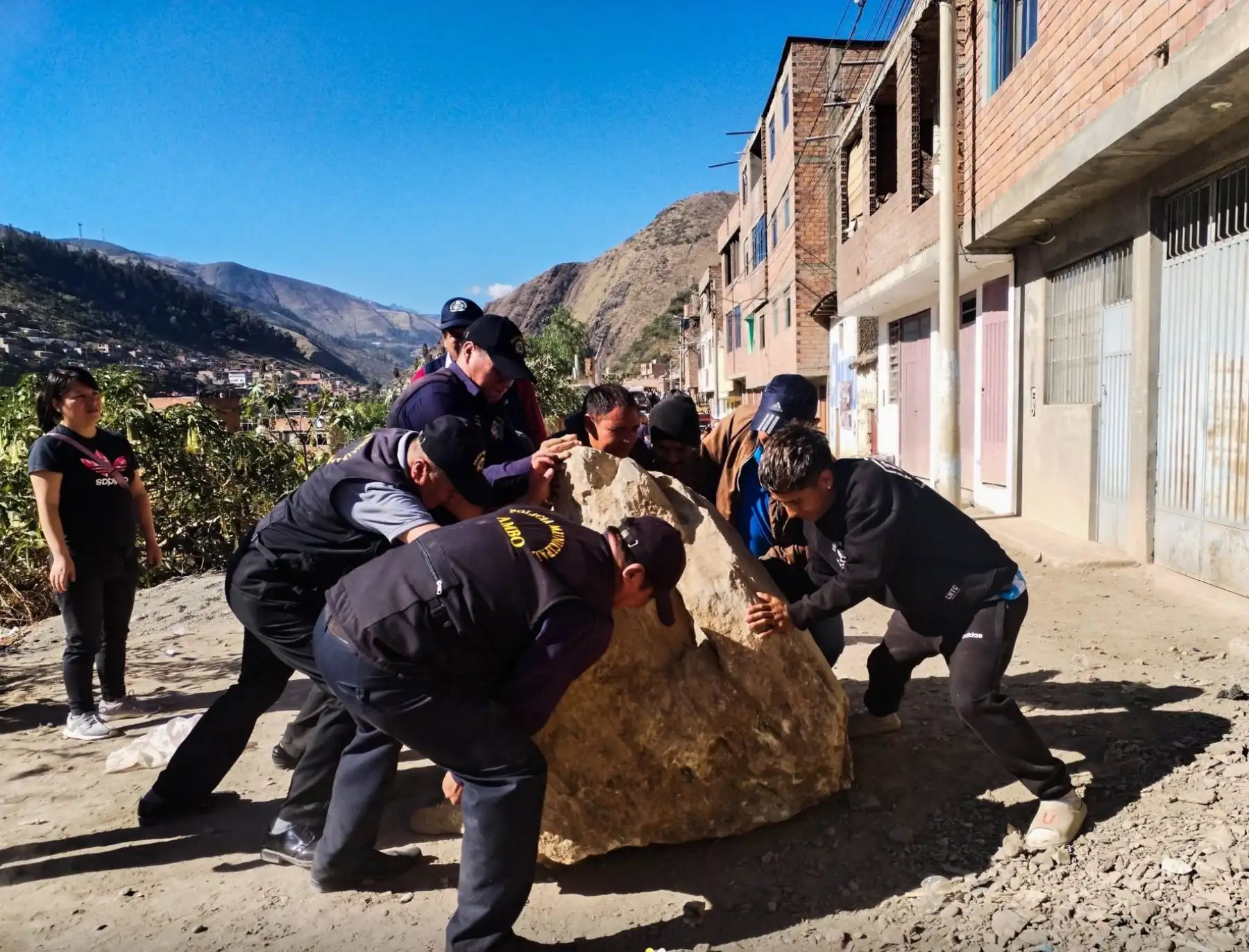 Alerta en la provincia de Ambo, en Huánuco, ante un deslizamiento de piedras y tierra que causó daños en al menos 20 viviendas lo que obligó a los vecinos a evacuar sus casas. Foto: Municipalidad de Ambo