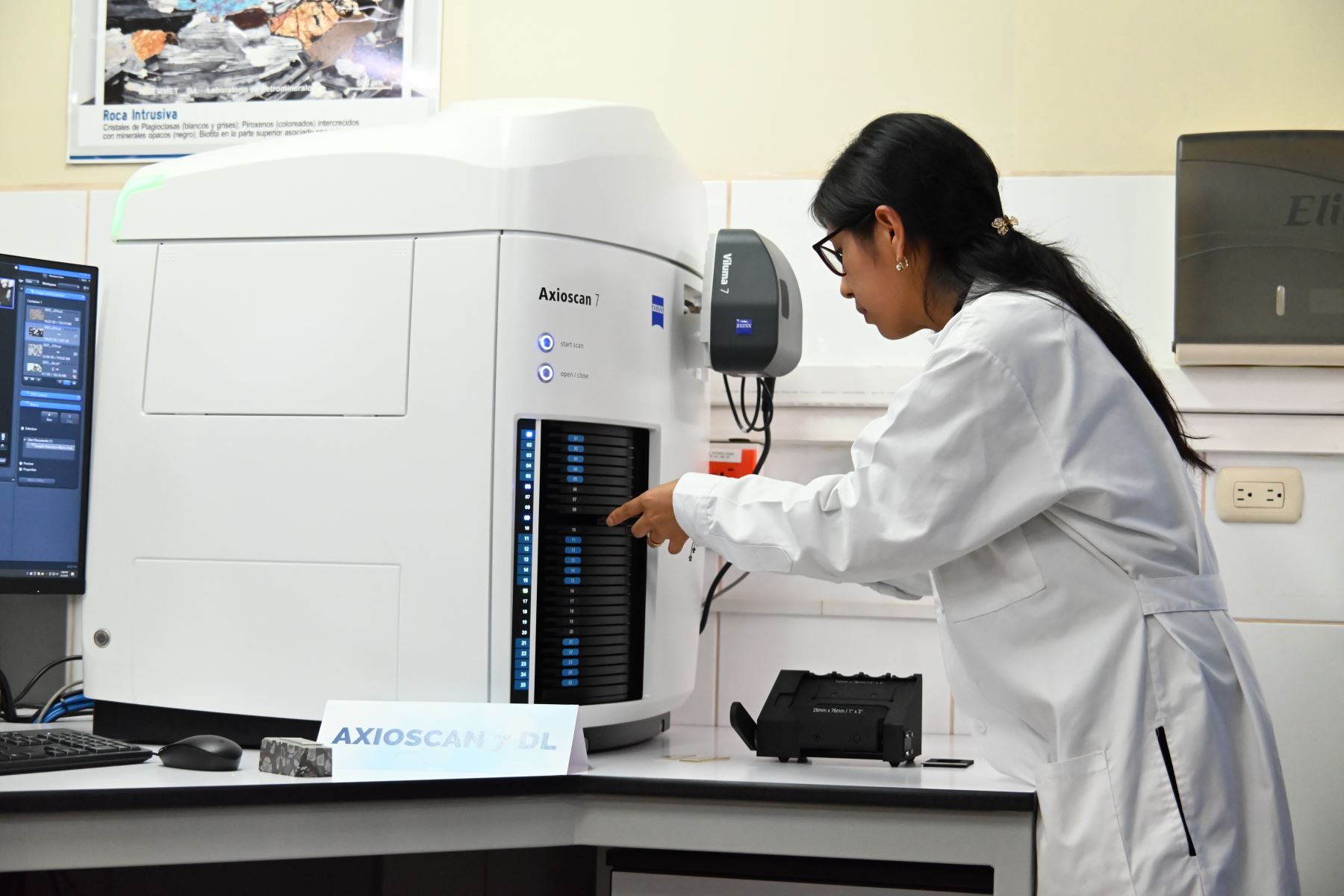 El Axioscan 7 es un sistema desarrollado por ZEISS, empresa líder mundial en óptica y tecnología de precisión. Foto: Ingemmet