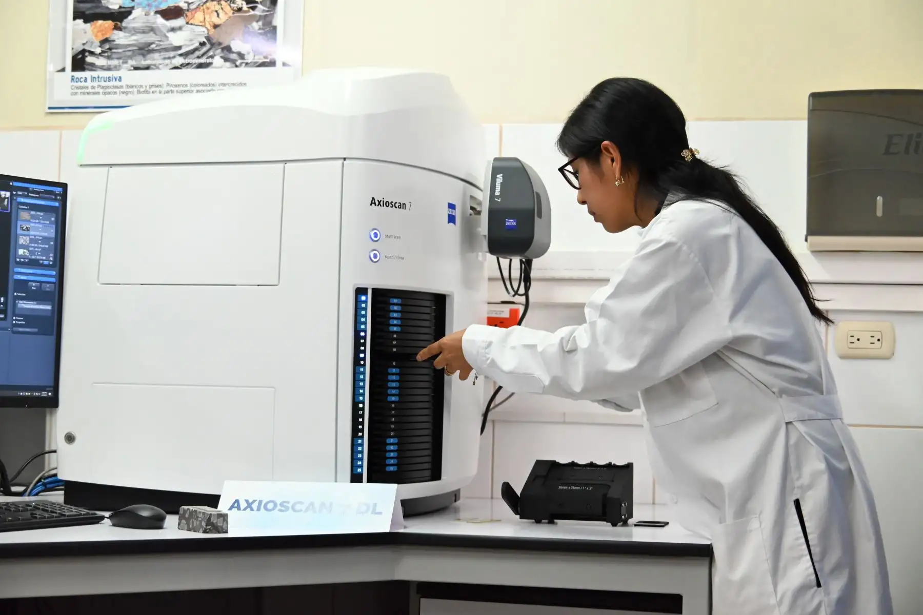 El Axioscan 7 es un sistema desarrollado por ZEISS, empresa líder mundial en óptica y tecnología de precisión. Foto: Ingemmet