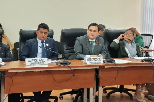 El gobernador regional de Lambayeque, Jorge Pérez, expuso ante la Comisión Agraria del Congreso. Foto: ANDINA/Difusión.