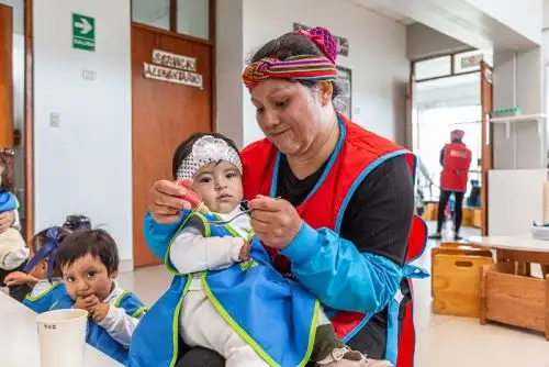 Gracias al modelo de atención alimentaria de Cuna Más, se asegura que niñas y niños entre los 6 y 36 meses reciban las cantidades necesarias de alimentos para un desarrollo físico y cognitivo adecuado,