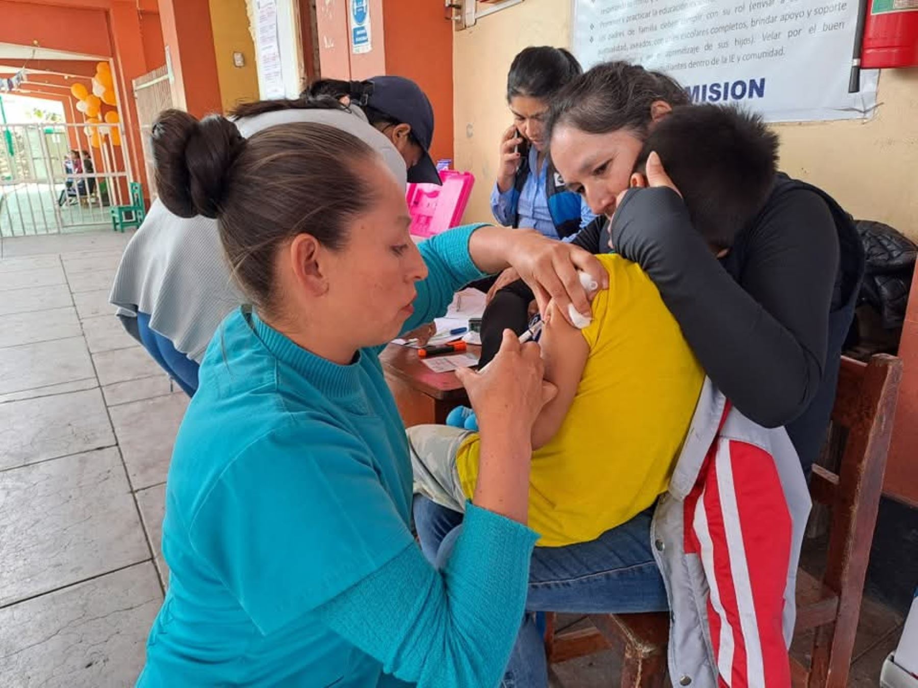 La Diresa Ayacucho intensificará su campaña de vacunación para prevenir enfermedades respiratorias en poblaciones vulnerables como niños menores de 5 años y adultos mayores. Foto: ANDINA/difusión.