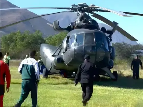 Un helicóptero de la FAP arribó esta mañana a Caraz, en Áncash, para sumarse a las labores de búsqueda de los tres estudiantes de montañismo desaparecidos cuando se encontraban en el nevado Artesonraju. ANDINA/Difusión