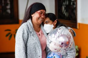 El Hospital Nacional Dos de Mayo realizó con éxito su primer trasplante renal de donante vivo, beneficiando a Mayra Alessandra Asenjo, una joven de 30 años con enfermedad renal crónica terminal, que recibió el riñón donado por su madre. La presentación del caso fue a cargo del Ministro de Salud, Dr. César Vásquez Sánchez, quien destacó la labor del equipo médico y la importancia de este avance para la salud pública en el país. Foto: ANDINA/Luis Iparraguirre 
