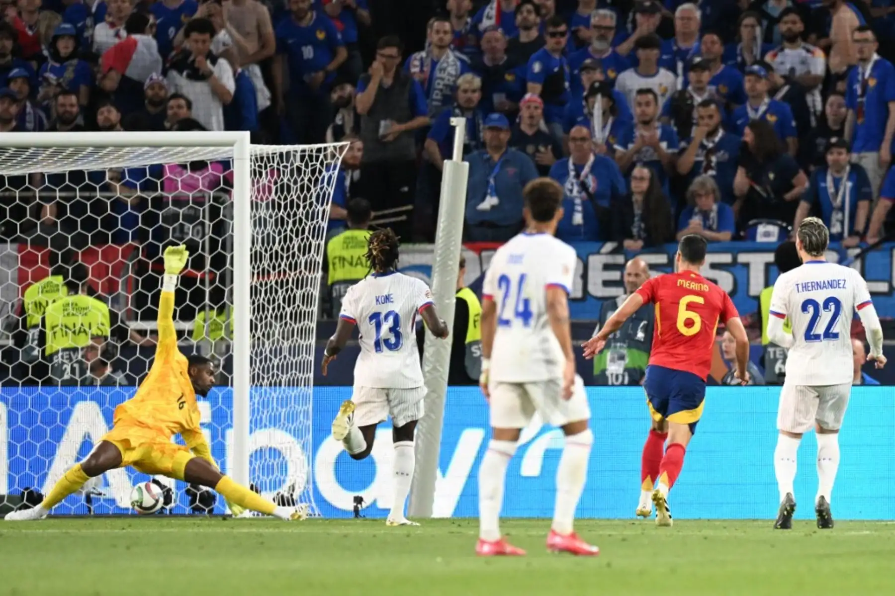 El centrocampista español Mikel Merino marca el segundo gol de su equipo durante el partido de semifinales de la Liga de Naciones de la UEFA entre España y Francia en Stuttgart, suroeste de Alemania, el 5 de junio de 2025. Foto: AFP