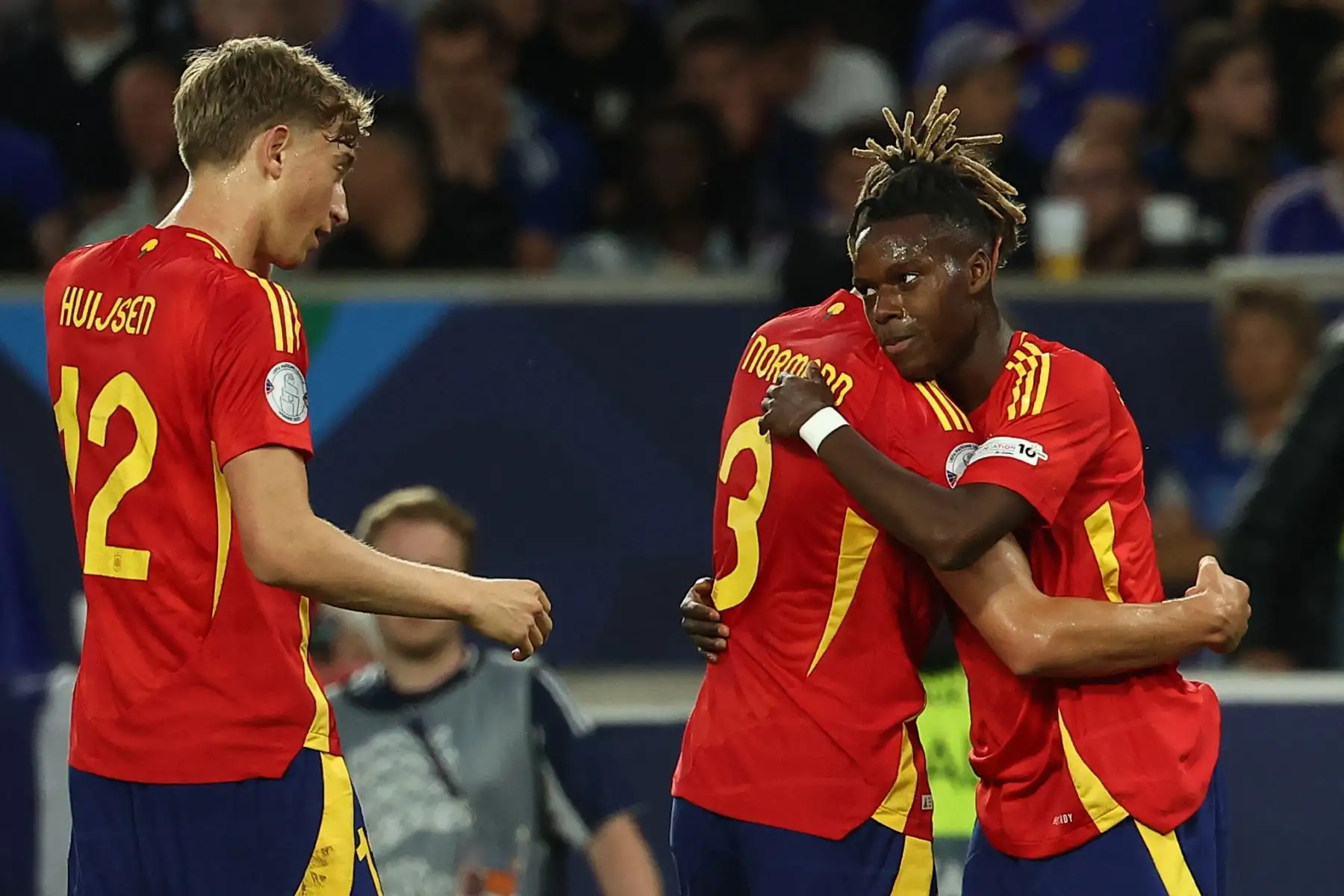 El delantero número 11 de España, Nico Williams, celebra el primer gol con sus compañeros durante el partido de semifinales de la Liga de Naciones de la UEFA entre España y Francia en Stuttgart, suroeste de Alemania, el 5 de junio de 2025. Foto: AFP