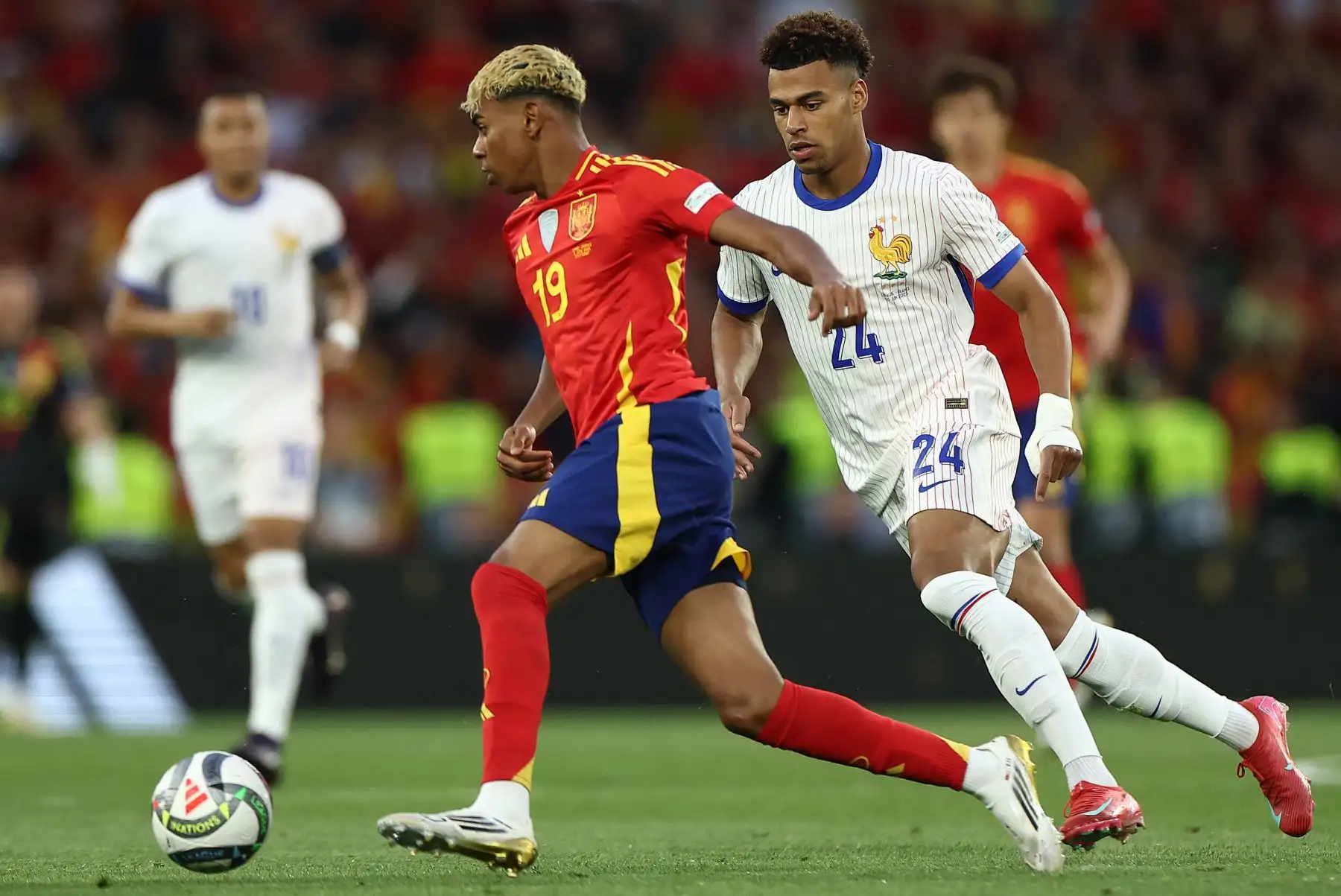 El delantero número 19 de España, Lamine Yamal, y el delantero número 24 de Francia, Desire Doue, compiten por el balón durante el partido de semifinales de la Liga de Naciones de la UEFA entre España y Francia en Stuttgart, suroeste de Alemania, el 5 de junio de 2025. Foto: AFP