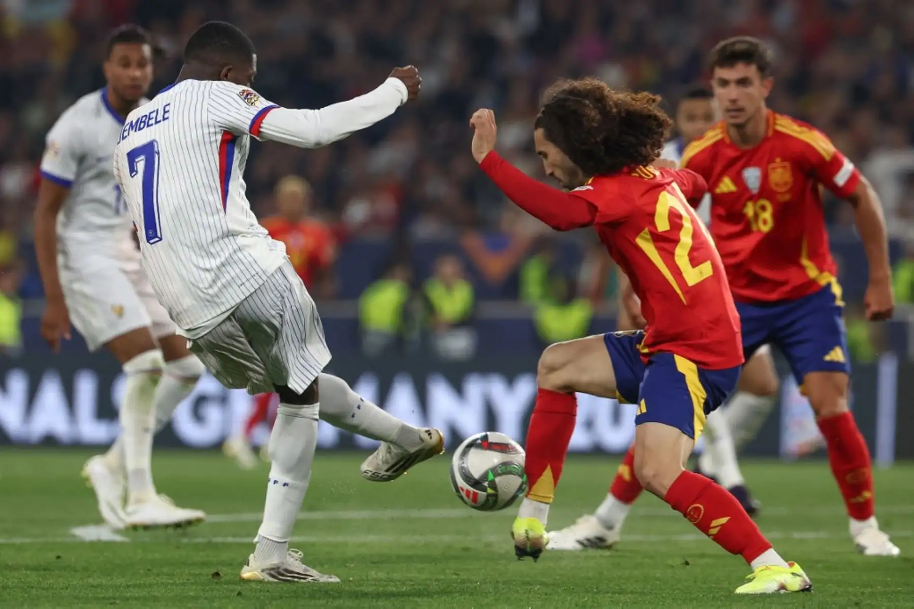 El delantero francés Ousmane Dembele remata al defensa español Marc Cucurella durante el partido de semifinales de la Liga de Naciones de la UEFA entre España y Francia en Stuttgart, suroeste de Alemania, el 5 de junio de 2025. Foto: AFP