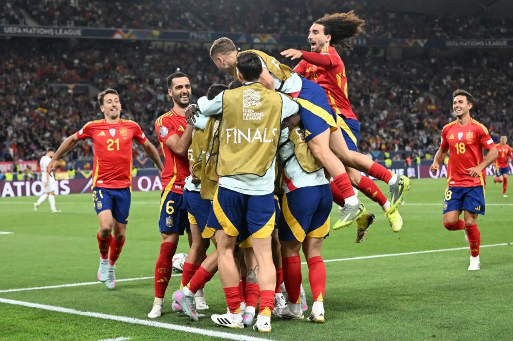 La selección de España celebra el cuarto gol de su equipo durante el partido de semifinales de la Liga de Naciones de la UEFA entre España y Francia en Stuttgart, suroeste de Alemania, el 5 de junio de 2025. Foto: AFP