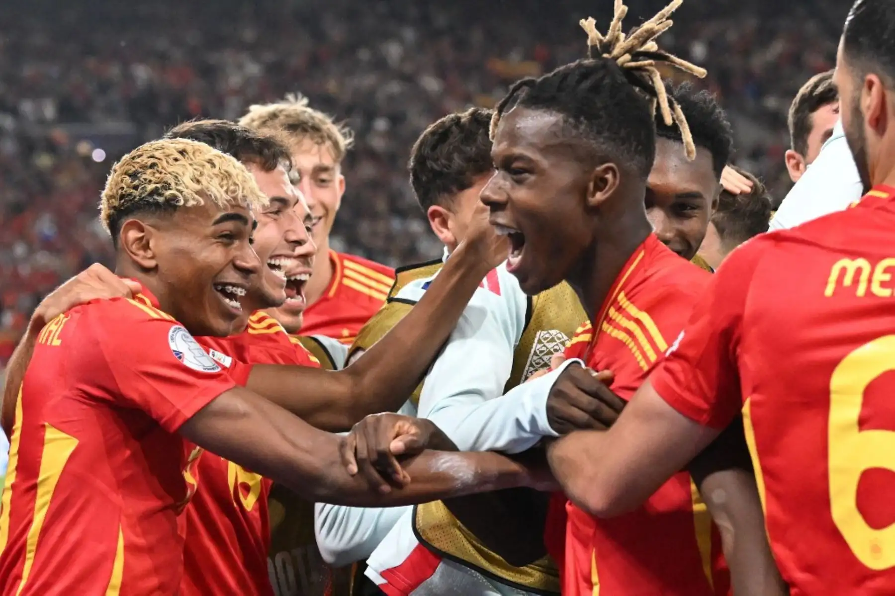 La selección de España celebra el cuarto gol de su equipo durante el partido de semifinales de la Liga de Naciones de la UEFA entre España y Francia en Stuttgart, suroeste de Alemania, el 5 de junio de 2025. Foto: AFP