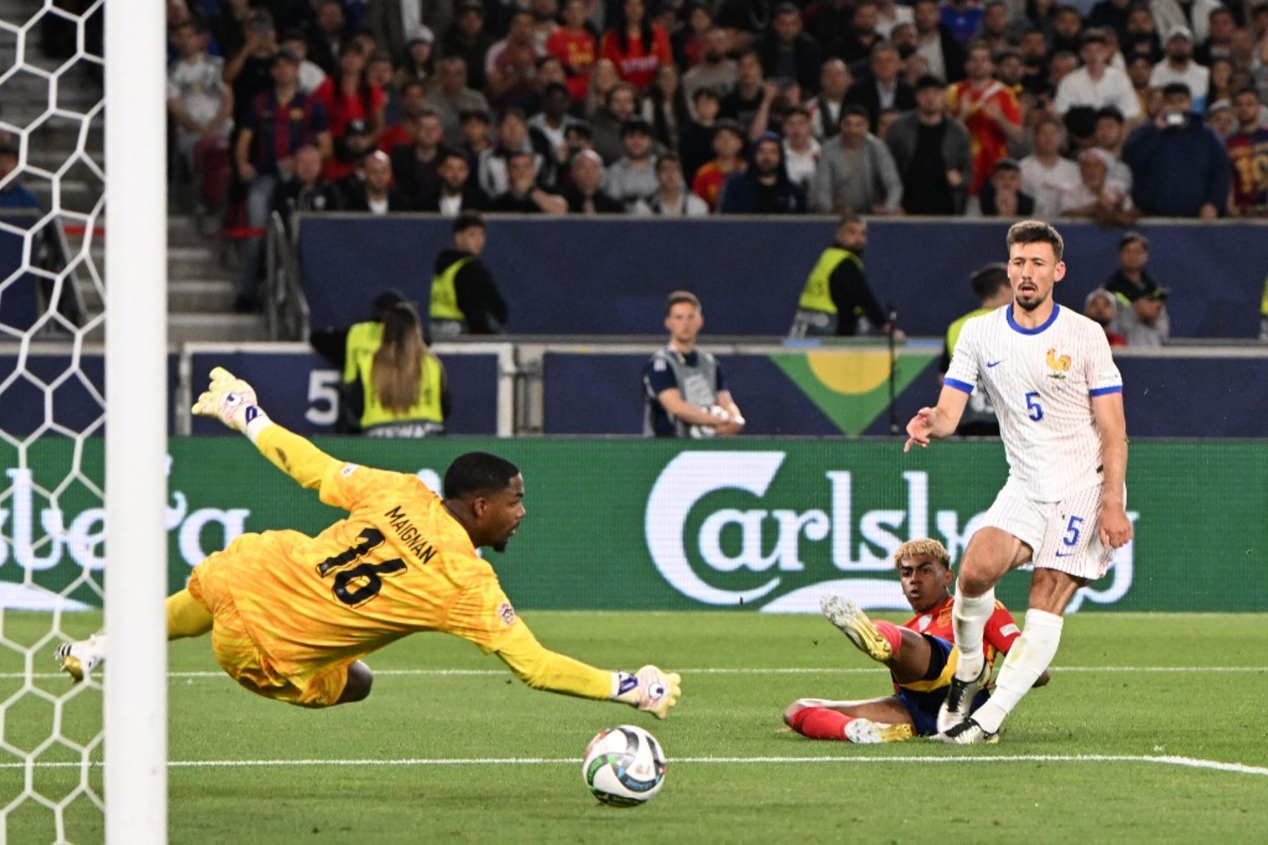 El delantero número 19 de España, Lamine Yamal, marca el quinto gol del equipo durante el partido de semifinales de la Liga de Naciones de la UEFA entre España y Francia en Stuttgart, suroeste de Alemania, el 5 de junio de 2025. Foto: AFP