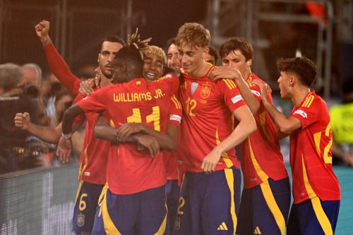 El delantero número 19 de España, Lamine Yamal, celebra después de marcar el tercer gol de penal para su equipo durante el partido de semifinales de la Liga de Naciones de la UEFA entre España y Francia en Stuttgart, suroeste de Alemania, el 5 de junio de 2025. Foto: AFP