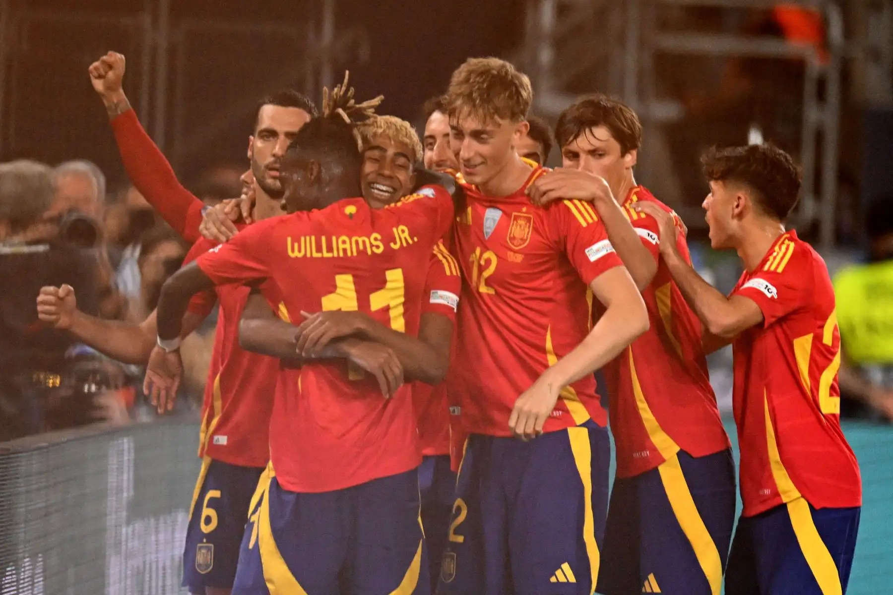 El delantero número 19 de España, Lamine Yamal, celebra después de marcar el tercer gol de penal para su equipo durante el partido de semifinales de la Liga de Naciones de la UEFA entre España y Francia en Stuttgart, suroeste de Alemania, el 5 de junio de 2025. Foto: AFP