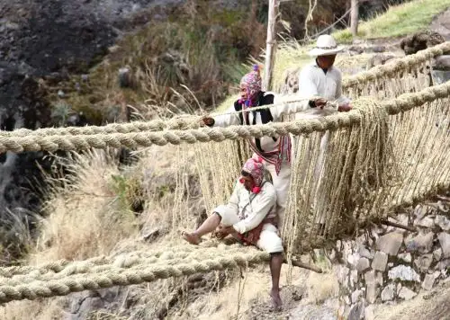 Pobladores de comunidades quechuas del distrito cusqueño de Quehue se unieron para reconstruir el puente inca Q