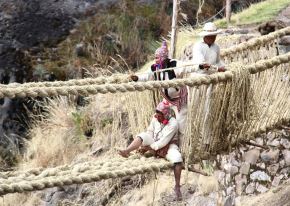 Pobladores de comunidades quechuas del distrito cusqueño de Quehue se unieron para reconstruir el puente inca Q