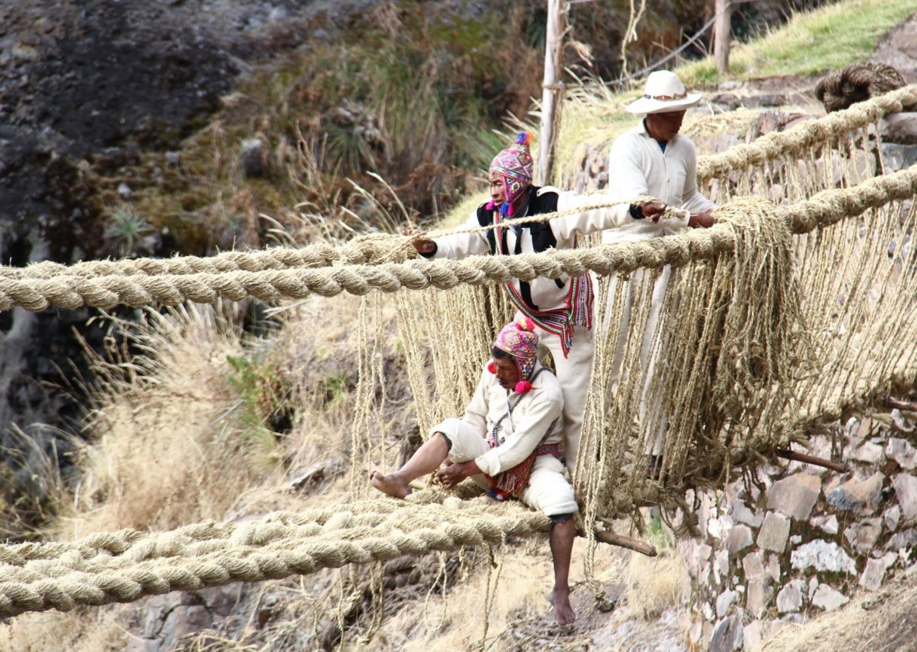 Pobladores de comunidades quechuas del distrito cusqueño de Quehue se unieron para reconstruir el puente inca Q
