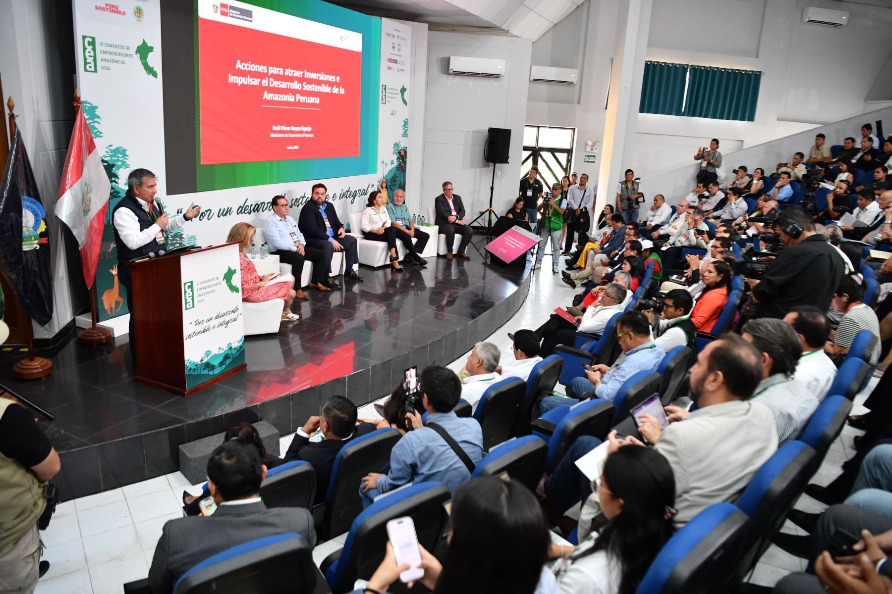 Ministro de Economía y Finanzas, Raúl Pérez Reyes, participó en el VI Congreso de Emprendedores Amazónicos (CEA) 2025, en Tingo María, región Huánuco. ANDINA/Difusión