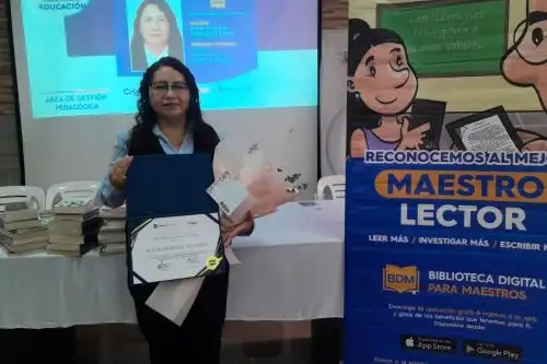 Rocío Rodríguez López recibió la distinción de Maestra Lectora del Mes. Foto: Crisol/Difusión.