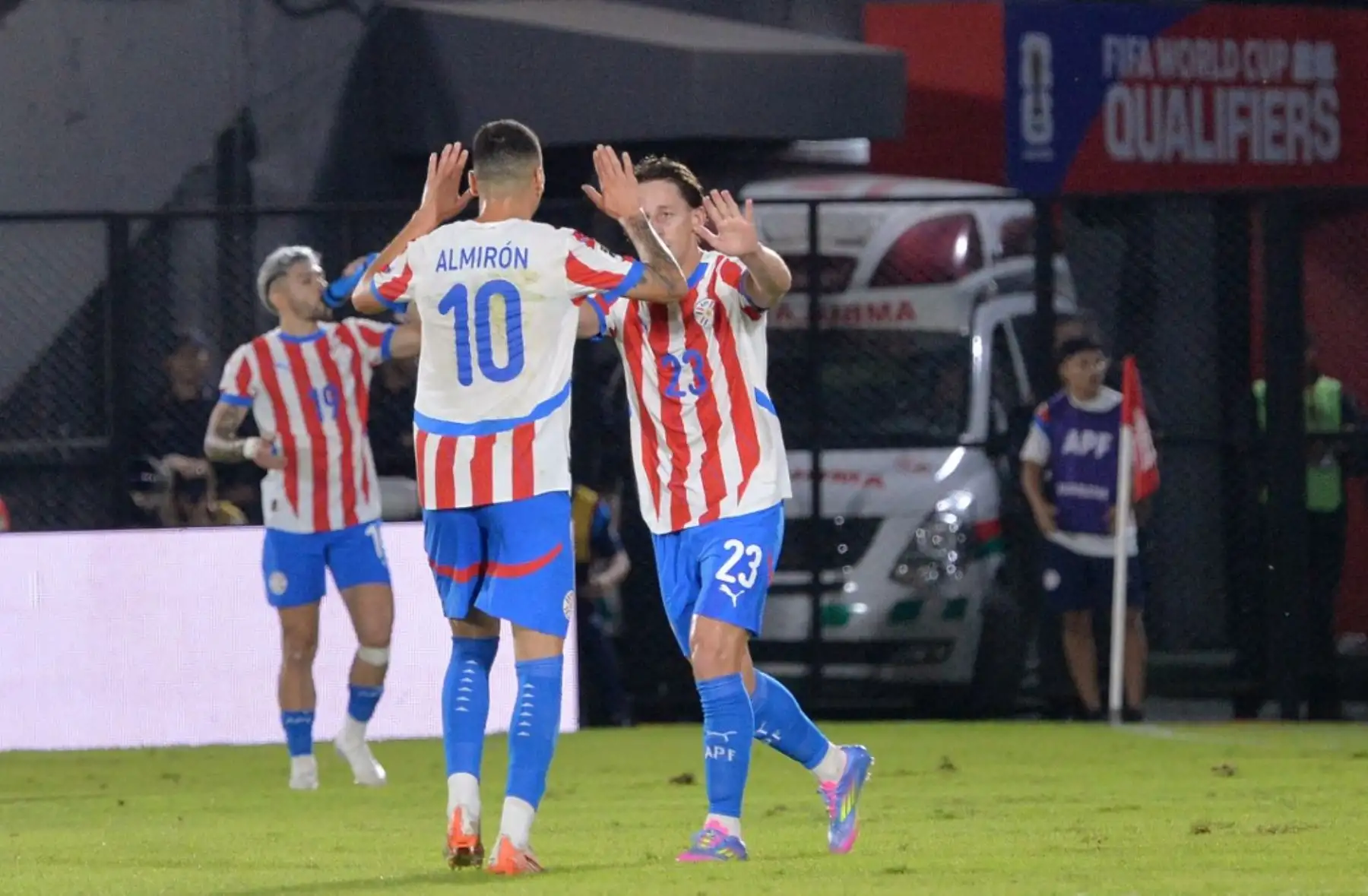 El mediocampista de Paraguay, Matías Galarza, celebra el primer gol de su equipo con su compañero mediocampista Miguel Almirón durante el partido de clasificación sudamericana para la Copa Mundial de la FIFA 2026 entre Paraguay y Uruguay en el estadio Defensores del Chaco en Asunción el 5 de junio de 2025. Foto: AFP
