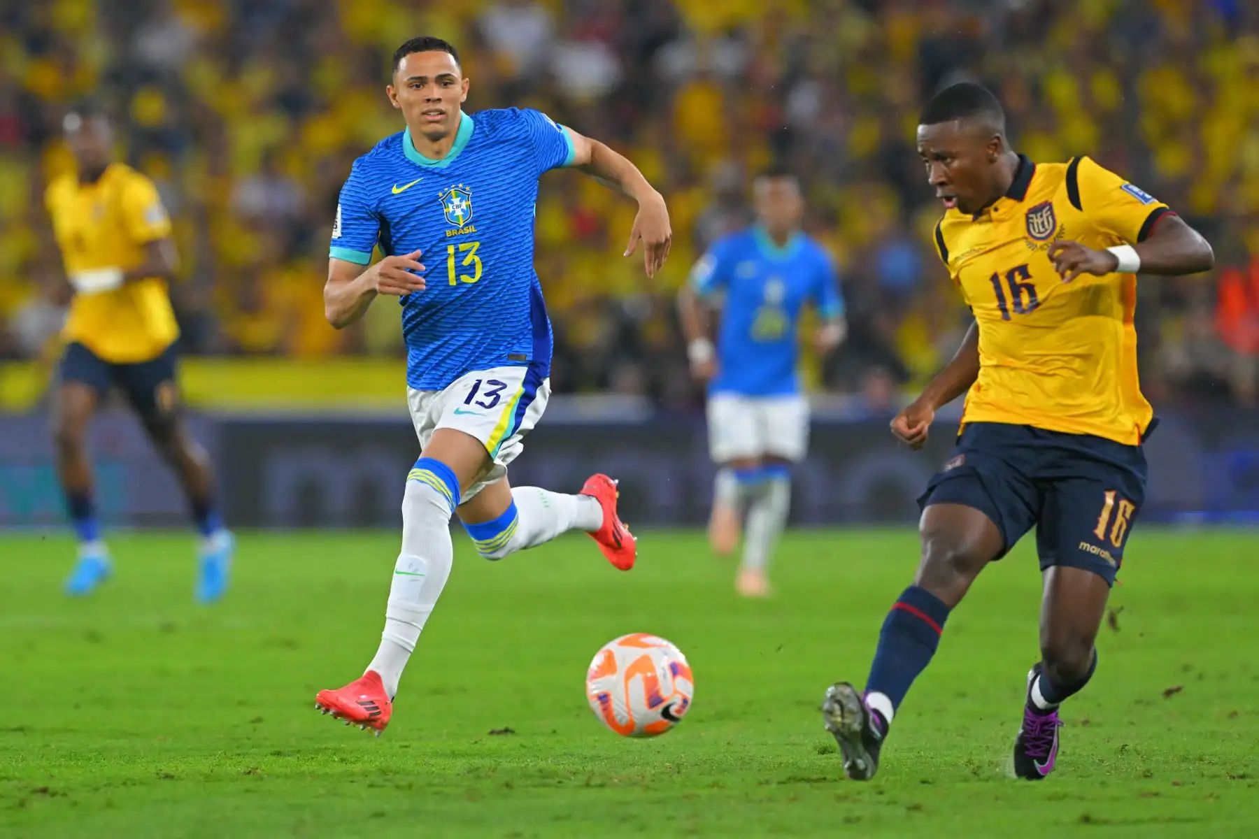 El defensa  Vanderson de Brasil y el mediocampista  Alan Minda de Ecuador luchan por el balón durante el partido de clasificación sudamericana para la Copa Mundial de la FIFA 2026 entre Ecuador y Brasil. Foto: AFP