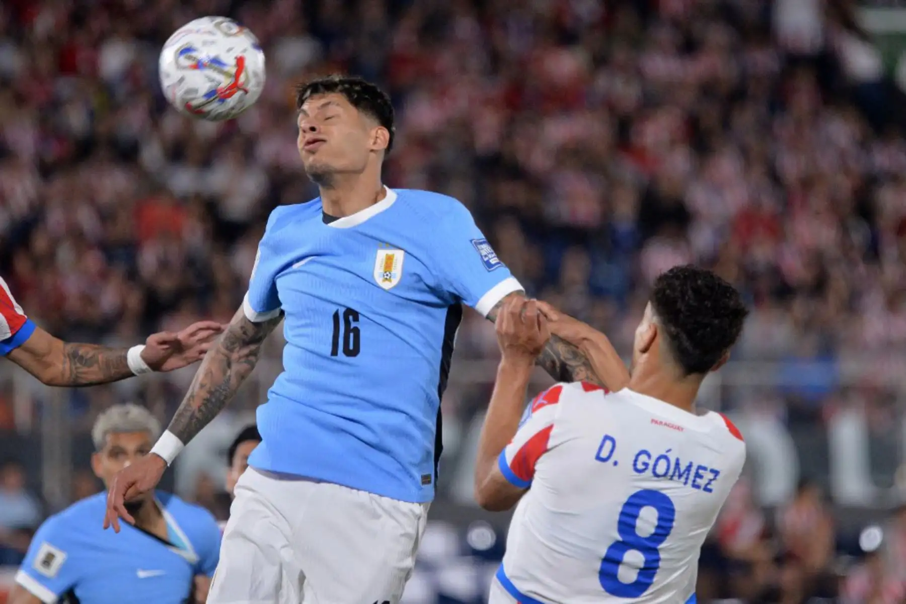 El defensor de Uruguay, Mathias Olivera, cabecea el balón durante el partido de fútbol de las eliminatorias sudamericanas de la Copa Mundial de la FIFA 2026 entre Paraguay y Uruguay en el estadio Defensores del Chaco en Asunción el 5 de junio de 2025. Foto: AFP
