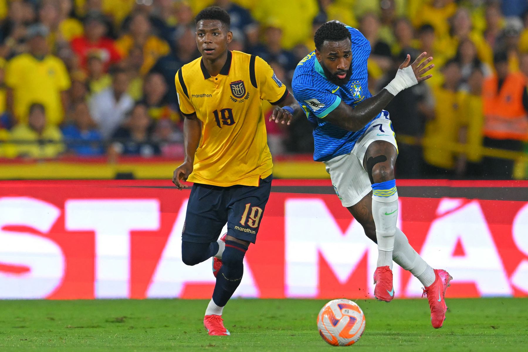 Ecuador y Brasil (camisetas celestes) chocan en Guayaquil. Foto: AFP