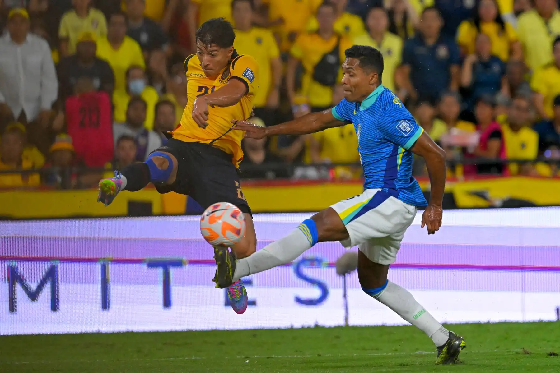 El mediocampista de Ecuador, Alan Franco  y el defensor de Brasil, Alex Sandro, luchan por el balón durante el partido de clasificación sudamericana para la Copa Mundial de la FIFA 2026 entre Ecuador y Brasil. AFP