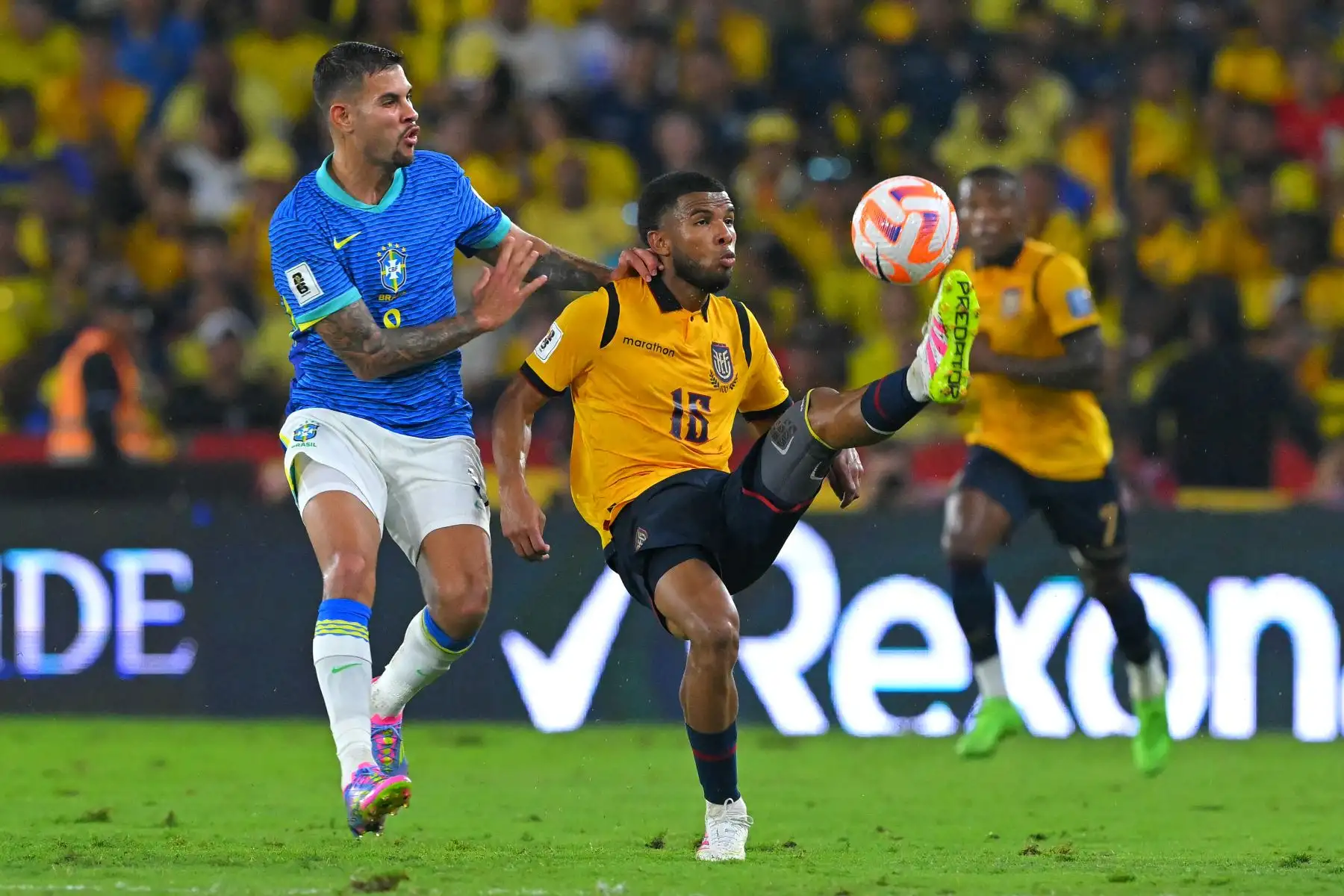 El mediocampista brasileño  Bruno Guimaraes  y el mediocampista ecuatoriano Pedro Vite luchan por el balón durante el partido de clasificación sudamericana para la Copa Mundial de la FIFA 2026 entre Ecuador y Brasil. AFP