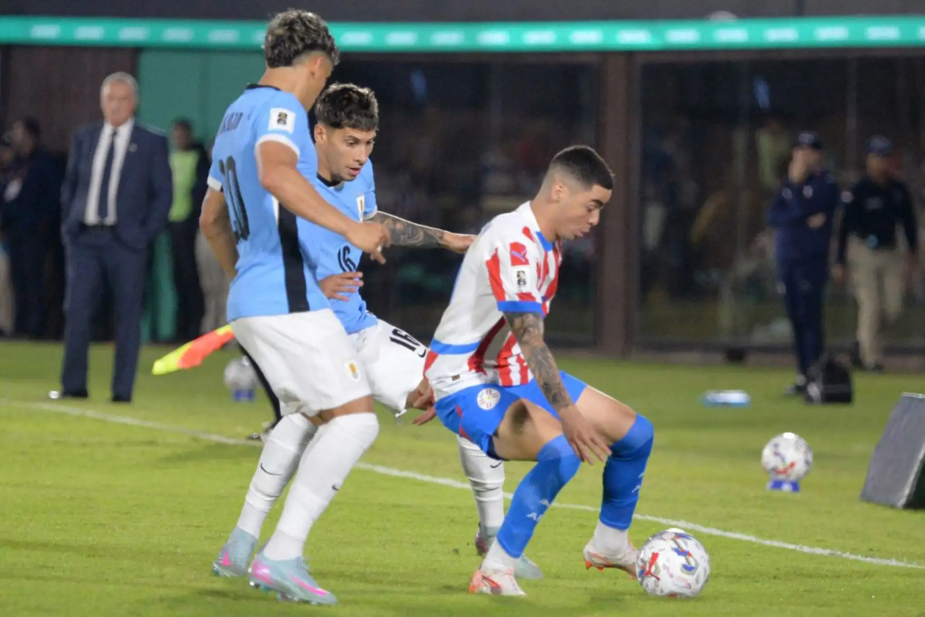 Los uruguayos Maximiliano Araujo y Mathias Olivera luchan por el balón con el mediocampista paraguayo Miguel Almirón durante el partido de clasificación sudamericana para la Copa Mundial de la FIFA 2026 entre Paraguay y Uruguay en el estadio Defensores del Chaco en Asunción el 5 de junio de 2025. Foto: AFP