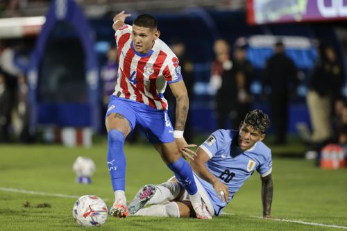 Juan Cáceres de Paraguay disputa el balón con Maximiliano Araújo de Uruguay. EFE