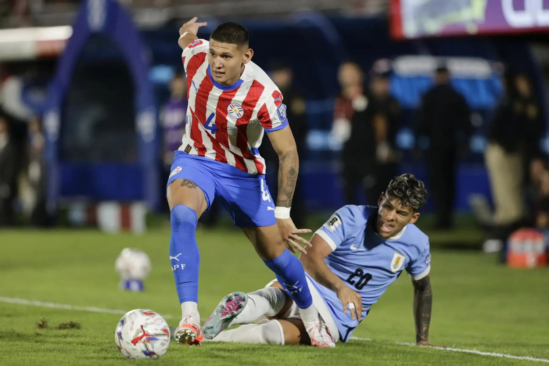 Juan Cáceres de Paraguay disputa el balón con Maximiliano Araújo de Uruguay este jueves, durante el partido de las eliminatorias sudamericanas para el Mundial de 2026 entre las selecciones Paraguay y Uruguay en el estadio Defensores del Chaco en Asunción. Foto: EFE