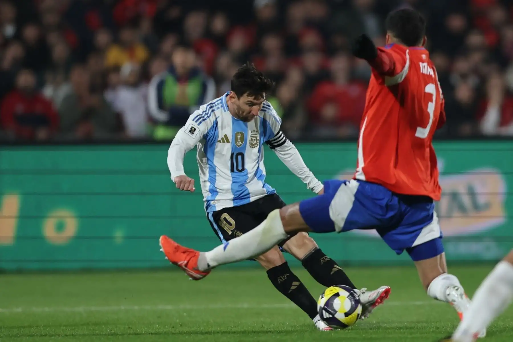 El delantero de Argentina, Lionel Messi, y el defensor de Chile, Guillermo Maripan, luchan por el balón durante el partido de fútbol de las eliminatorias sudamericanas de la Copa Mundial de la FIFA 2026 entre Chile y Argentina en el estadio Nacional Julio Martínez Pradanos en Santiago, el 5 de junio de 2025. Foto: AFP