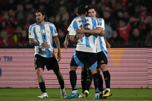 El delantero Julián Álvarez celebra con Nahuel Molina después de anotar en el partido con Chile. Foto: AFP