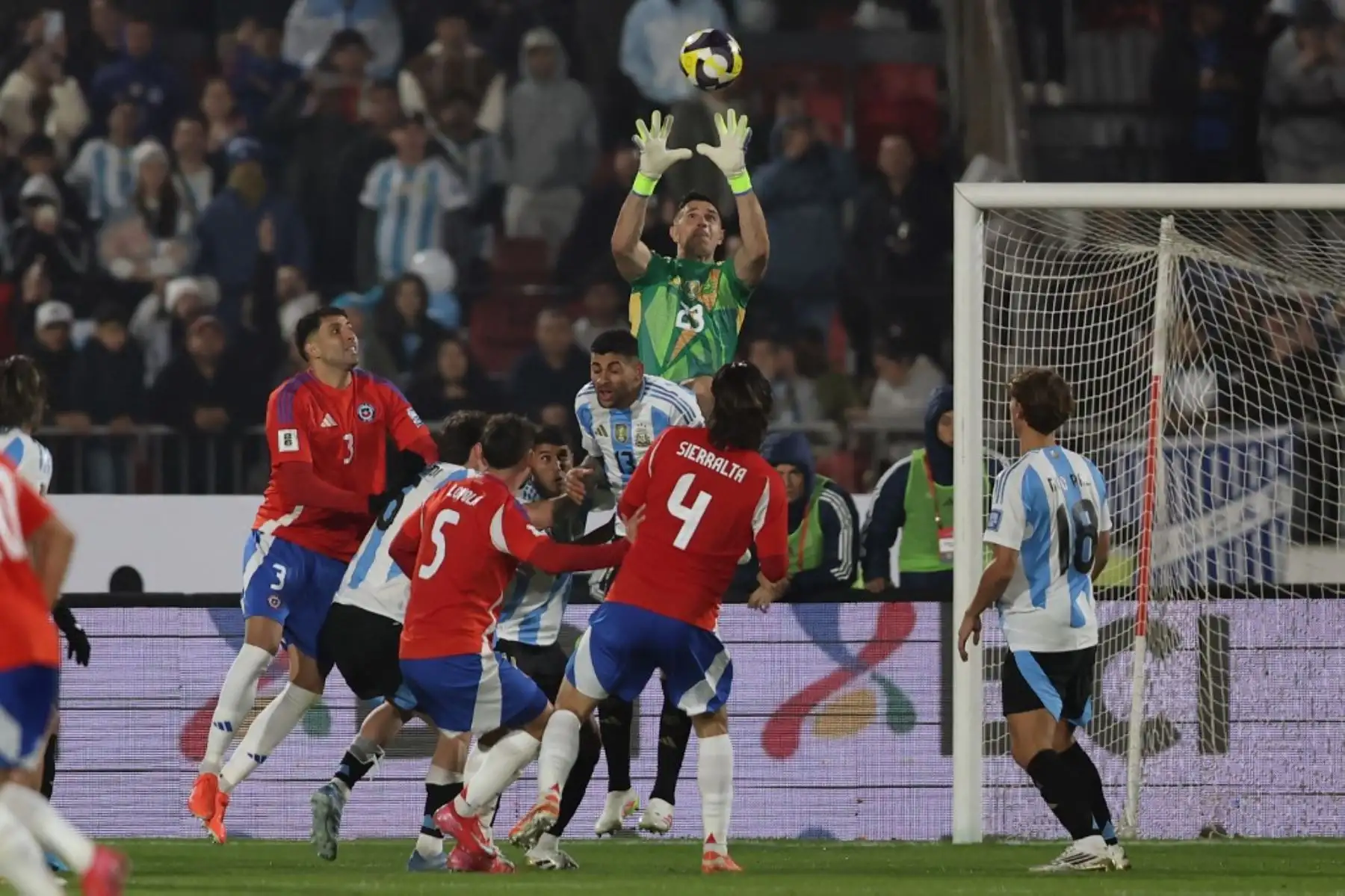 El portero de Argentina, Emiliano Martínez, salta para agarrar el balón durante el partido de fútbol de las eliminatorias sudamericanas de la Copa Mundial de la FIFA 2026 entre Chile y Argentina en el estadio Nacional Julio Martínez Pradanos en Santiago, el 5 de junio de 2025. Foto: AFP