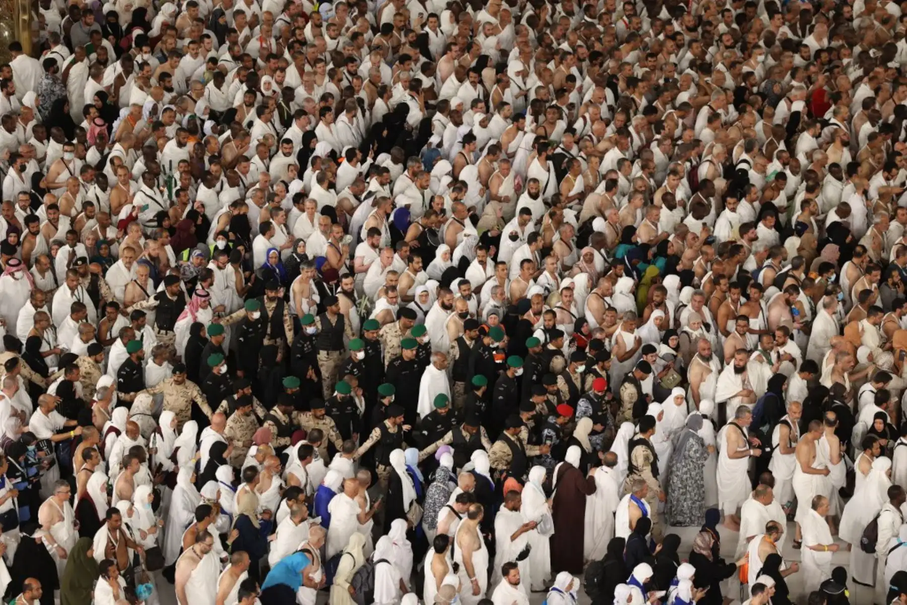 Los musulmanes llegan para participar en una oración matutina especial en el complejo de la Gran Mezquita de La Meca el 6 de junio de 2025, para celebrar el inicio de la festividad del Eid al-Adha, que marca el final de su peregrinación al Hajj. Foto: AFP