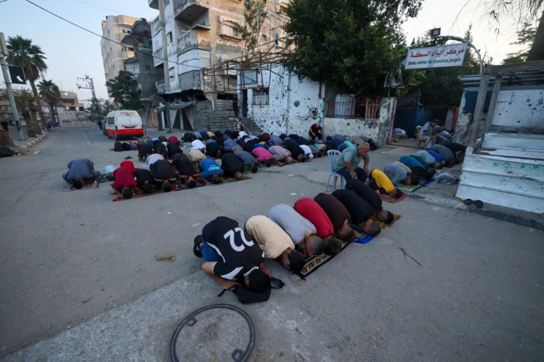 Palestinos participan en una oración matutina especial el primer día de la festividad musulmana del Eid al-Adha en Nuseirat, en el centro de la Franja de Gaza. Foto: AFP