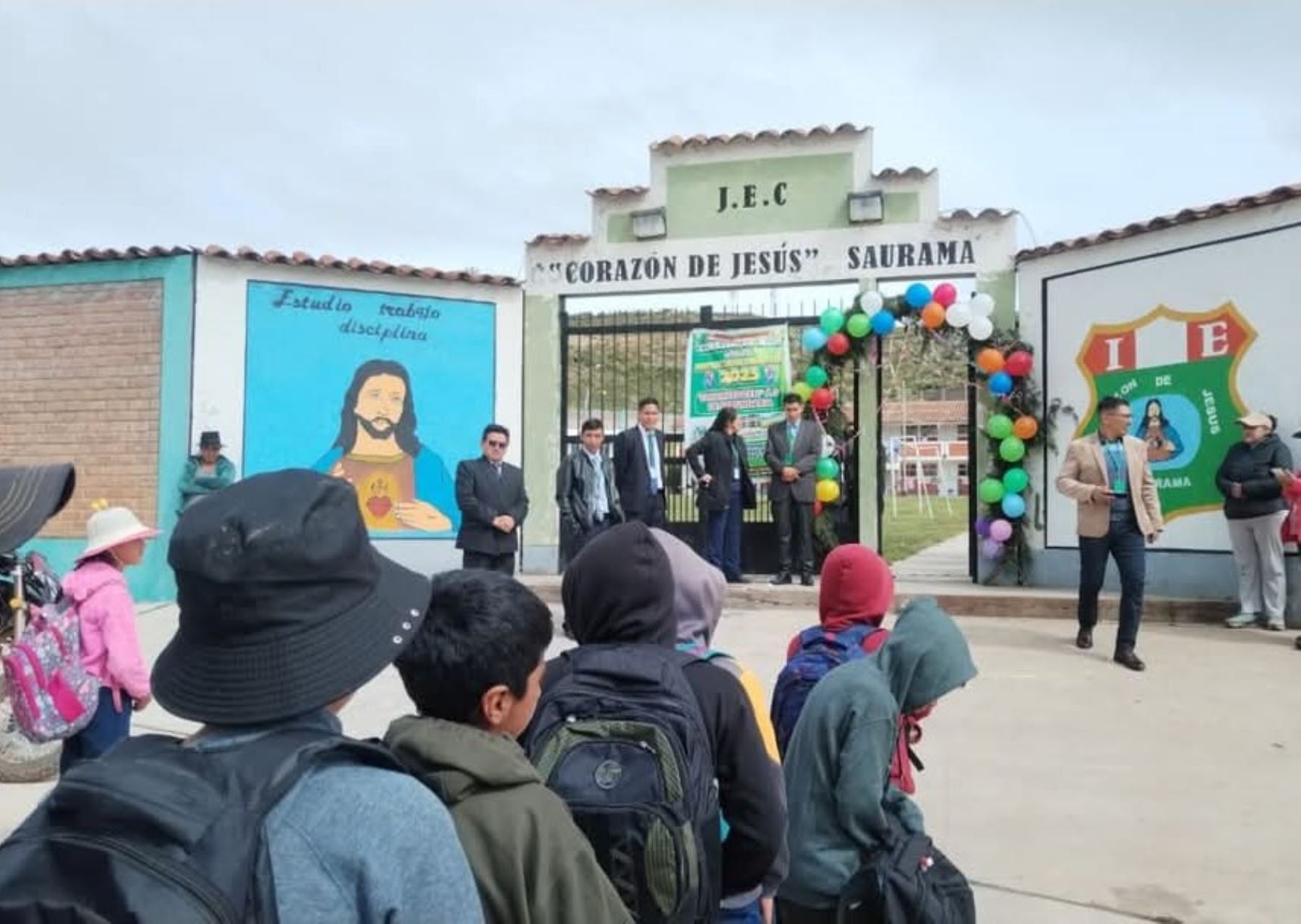 Ante el descenso de la temperatura que se registra en diversas zonas de Ayacucho, se autorizó a los directores de colegio a modificar los horarios de ingreso y salida de escolares. ANDINA/Difusión