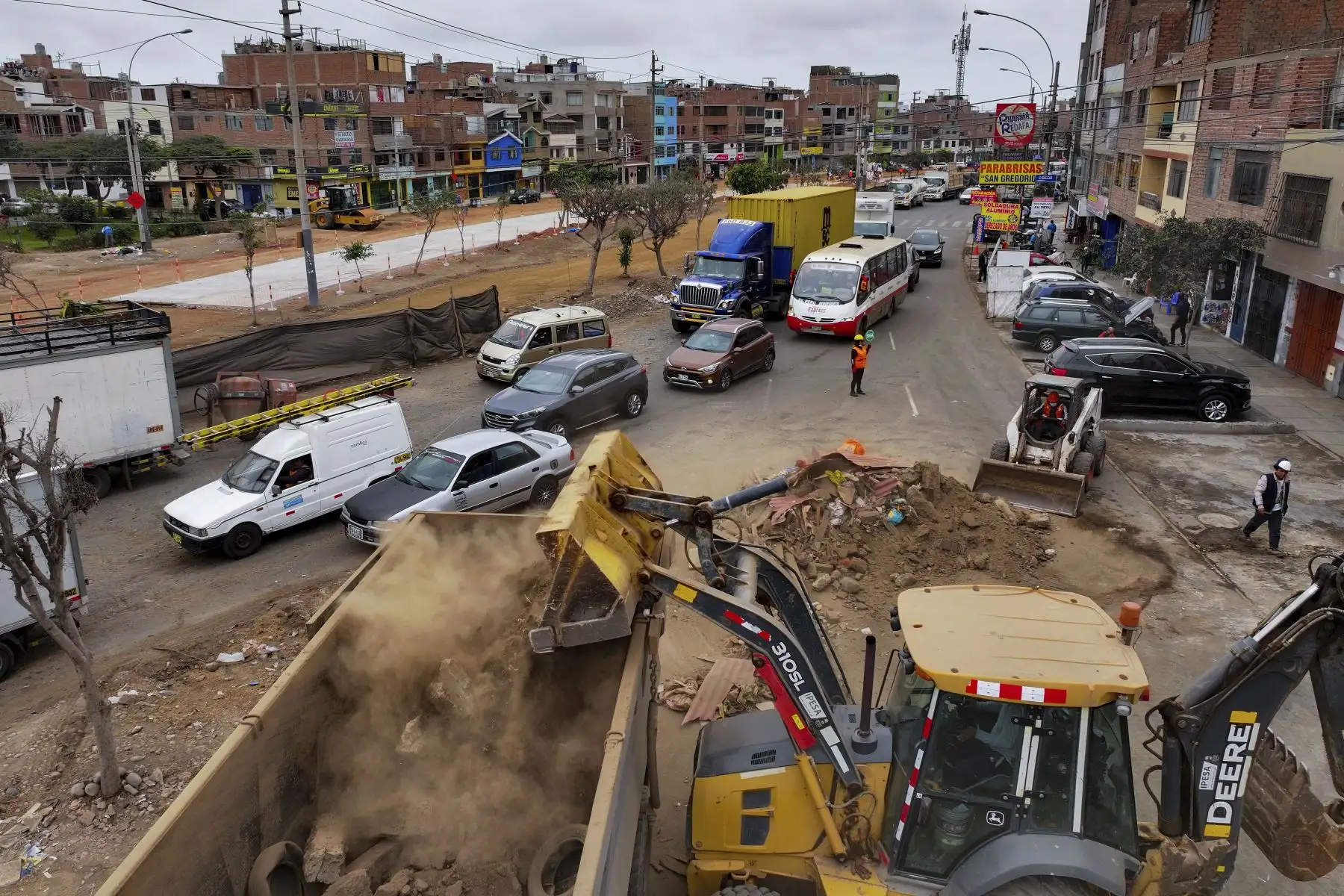 Las obras de mejoramiento de las avenidas Prolongación Perú, Tomás Valle, Pacasmayo, El Olivar y Víctor Raúl Haya de la Torre avanzan a buen ritmo. Estas vías estratégicas conectan con el nuevo Aeropuerto Internacional Jorge Chávez y comenzarán a ser entregadas entre agosto y octubre próximos. Foto: ANDINA/Braian Reyna