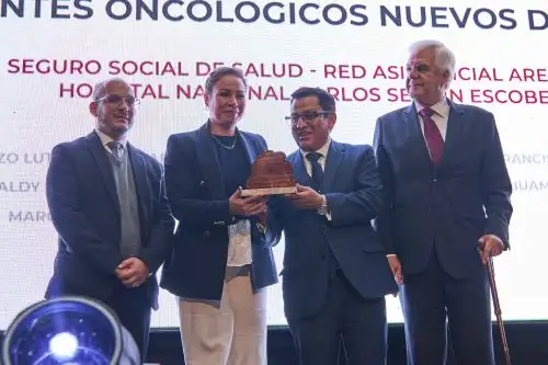 La premiación a EsSalud se realizó en el marco de la celebración del Día Internacional del Superviviente de Cáncer. Foto: ANDINA/Difusión