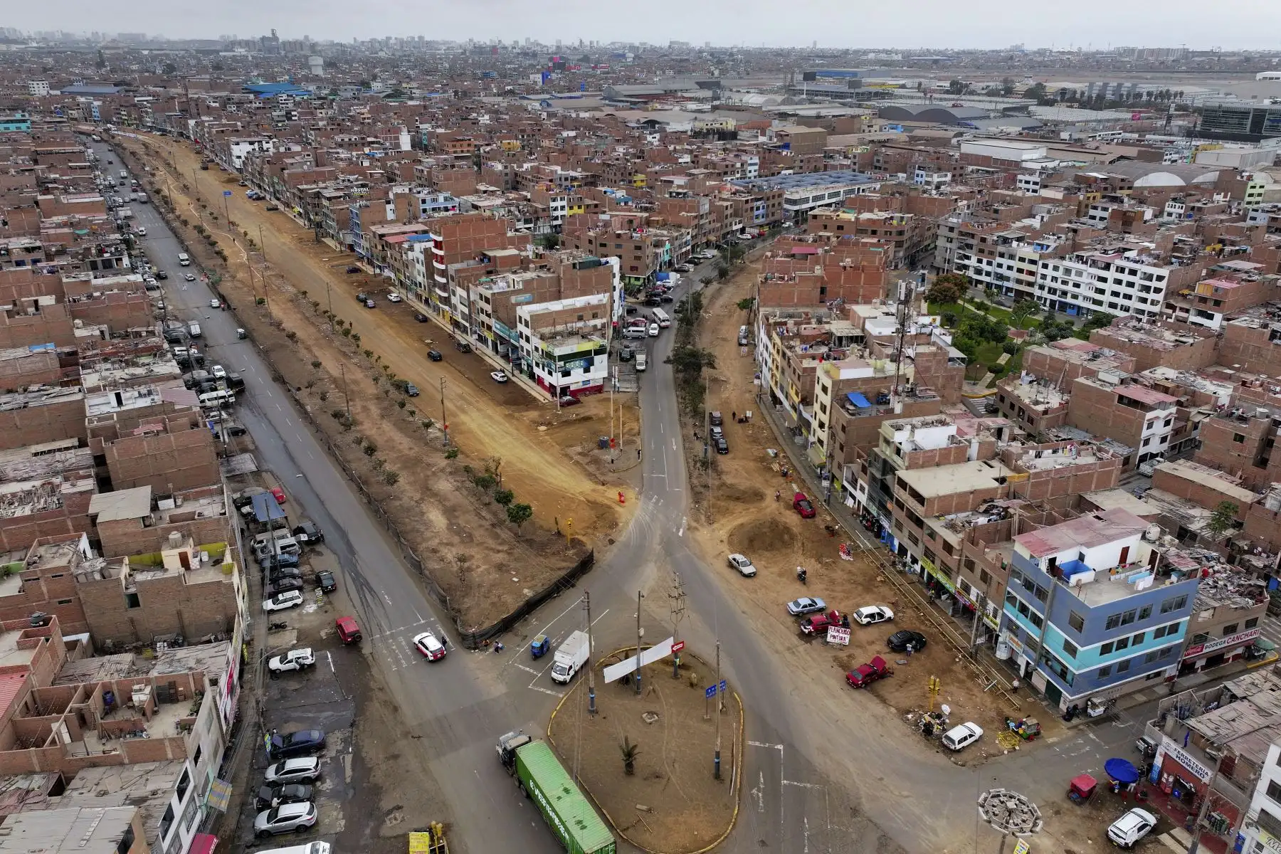 De las cinco obras ejecutadas por la Municipalidad del Callao, cuatro se interconectan entre sí. En las avenidas Prolongación Perú y El Olivar se mantiene el cierre parcial de un carril, asegurando que el flujo de vehículos no se interrumpa completamente durante los trabajos de mejoramiento. Foto: ANDINA/Braian Reyna