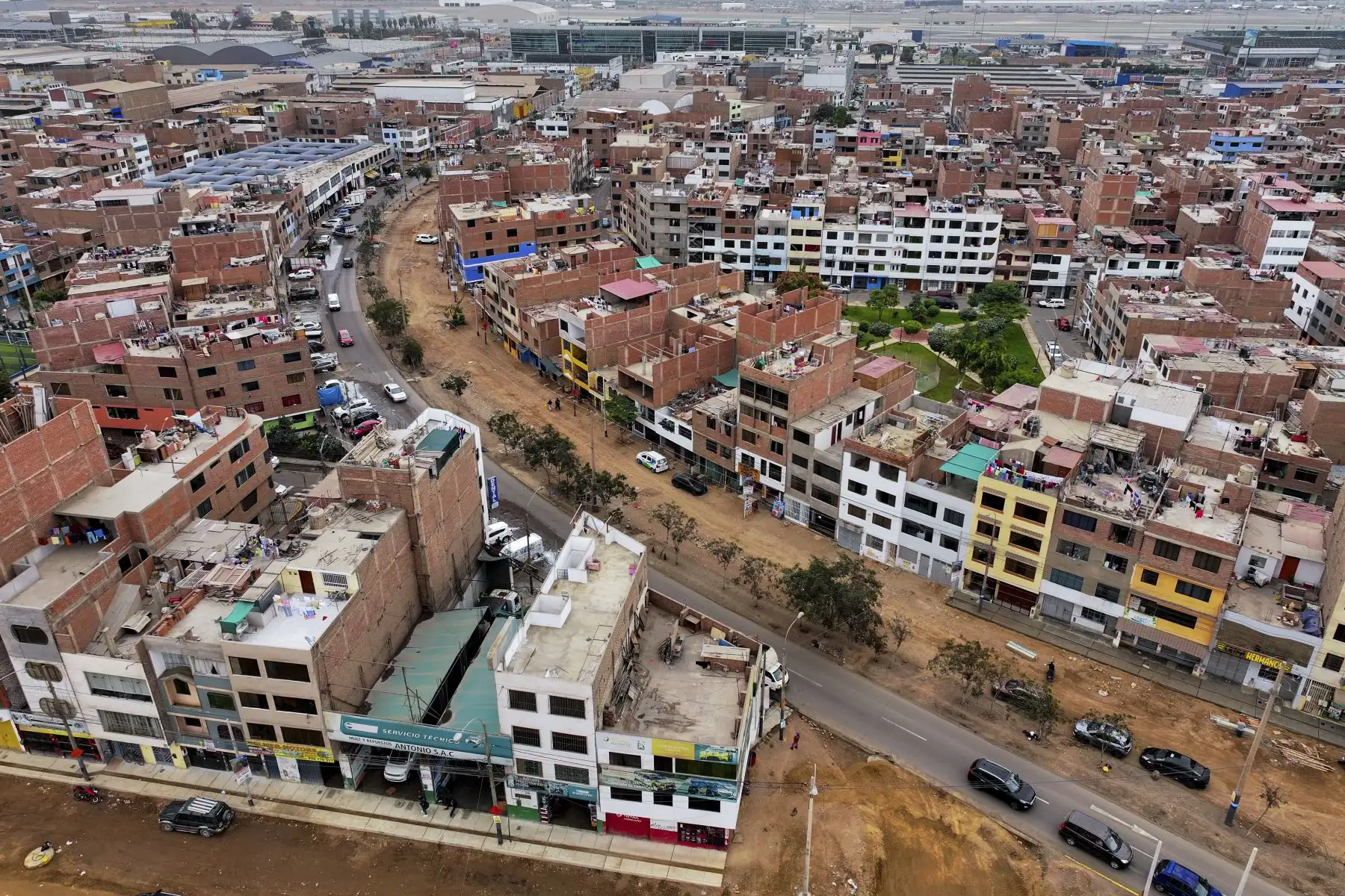 El proyecto de la avenida El Olivar, abarca desde la avenida Elmer Faucett hasta el Jr. Las Codornices, en el límite con San Martín de Porres. Se ejecutarán trabajos de mejoramiento de pistas, veredas y áreas verdes, en beneficio de los peatones y conductores que transitan por esta vía como ruta de acceso hacia el aeropuerto. Foto: ANDINA/Braian Reyna
