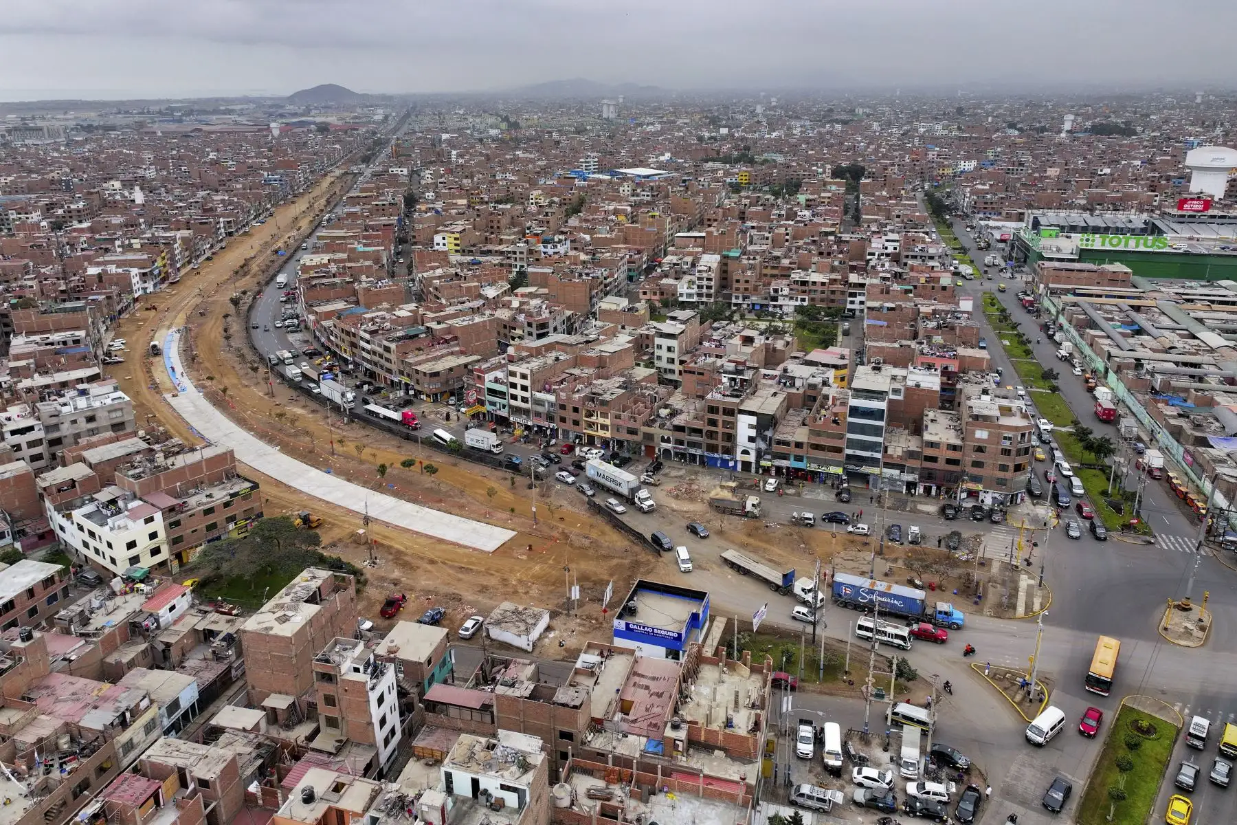 En la prolongación de la avenida Perú la obra se realiza entre la avenida Quilca y la avenida Tomás Valle, en el distrito del Callao. La obra contempla la rehabilitación del pavimento y mejoras en la infraestructura peatonal, en una zona de alto tránsito que conecta diversos sectores del Callao. Foto: ANDINA/Braian Reyna