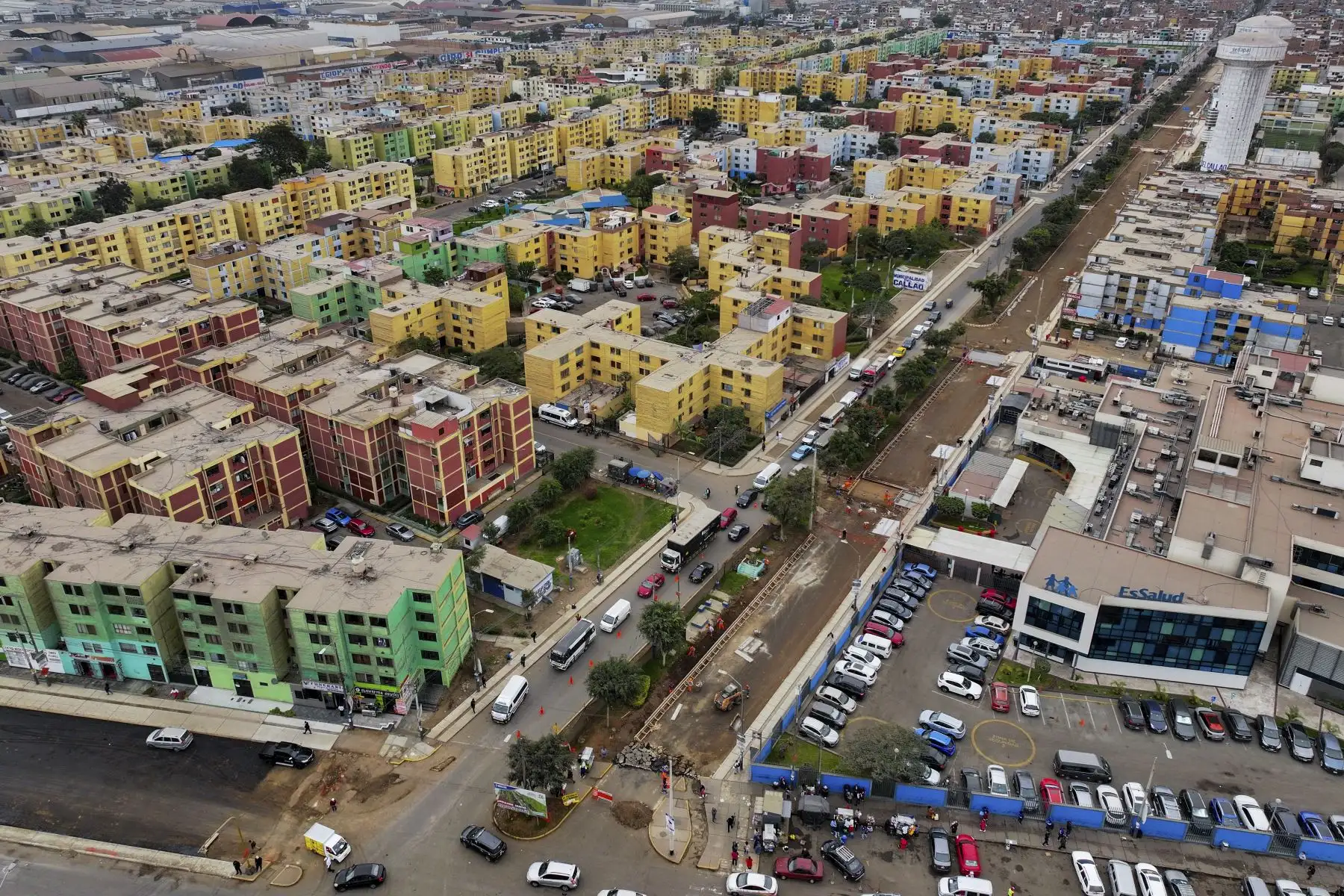 El tramo intervenido en la avenida Pacasmayo, va desde la avenida Quilca hasta la calle 15, en el distrito del Callao. La obra busca optimizar la movilidad urbana a través del mejoramiento de pistas y veredas, y forma parte de las rutas principales de acceso al nuevo Aeropuerto Internacional Jorge Chávez. Foto: ANDINA/Braian Reyna