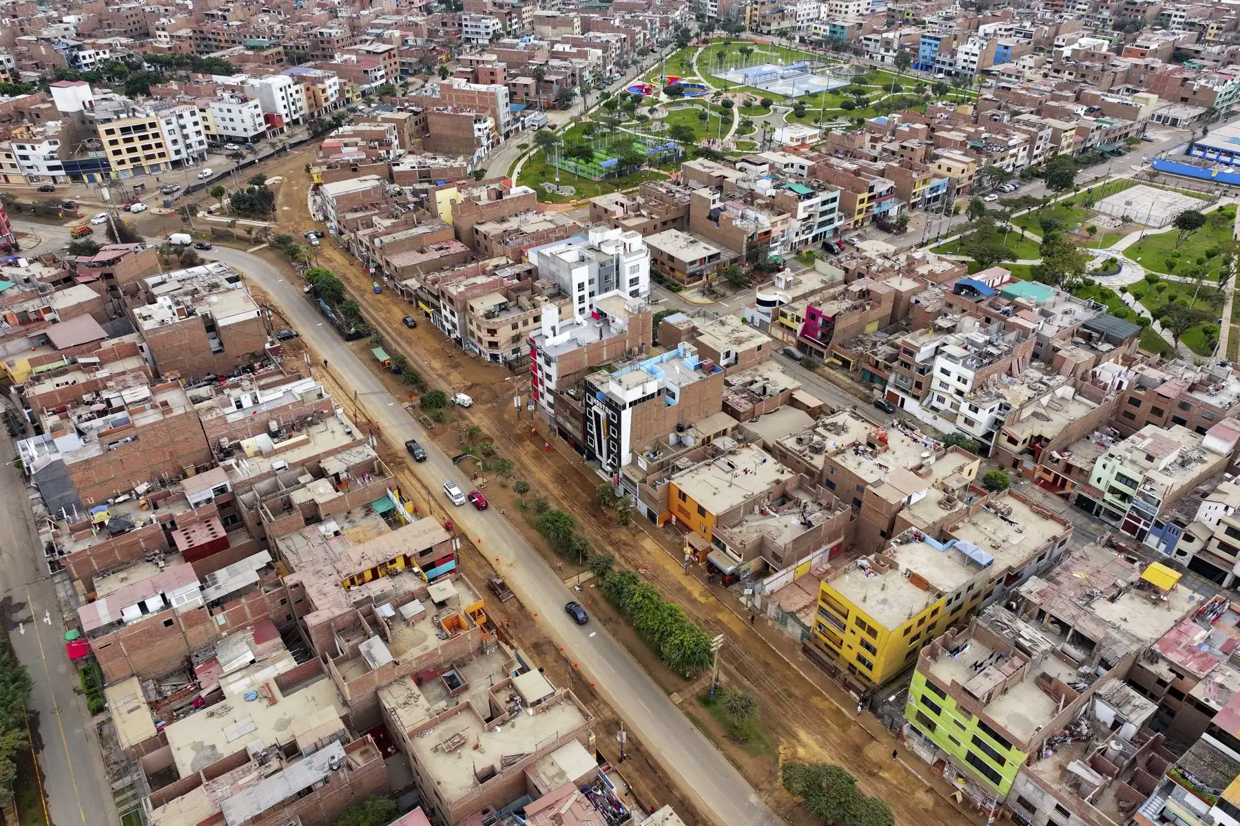 El tramo intervenido en la avenida Pacasmayo, va desde la avenida Quilca hasta la calle 15, en el distrito del Callao. La obra busca optimizar la movilidad urbana a través del mejoramiento de pistas y veredas, y forma parte de las rutas principales de acceso al nuevo Aeropuerto Internacional Jorge Chávez. Foto: ANDINA/Braian Reyna
