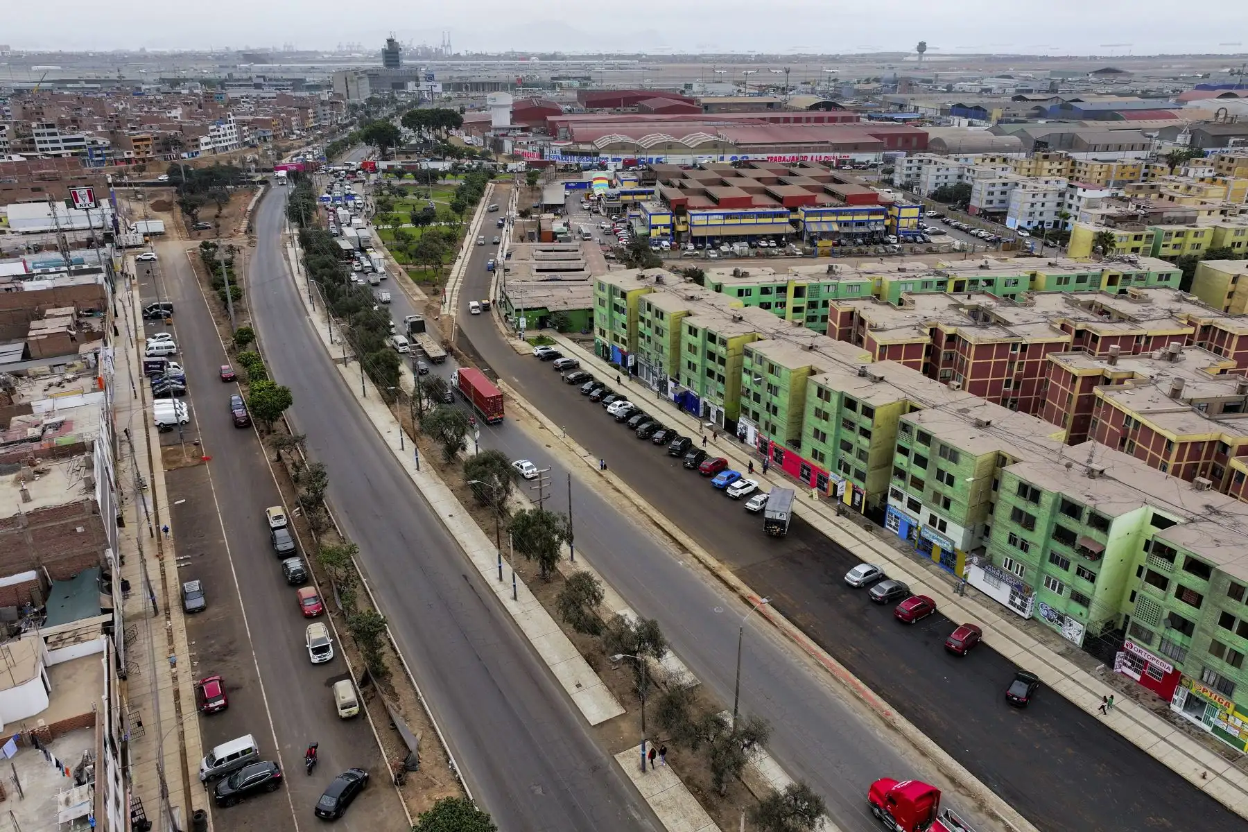 La avenida Tomás Valle es intervenida desde la avenida Elmer Facuett hasta Jr. Las Codornices, en el límite con San Martín de Porres. Contará con 82 mil m2 de pistas, 43 mil m2 de veredas y 58 mil m2 de área verde para el beneficio de miles de vecinos chalacos y conductores de otros distritos que transitan por esta vía a diario. Foto: ANDINA/Braian Reyna