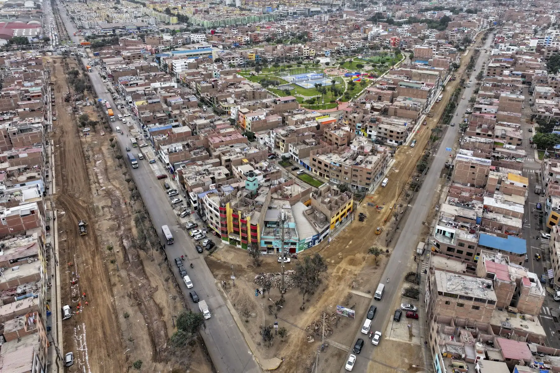 De las cinco obras ejecutadas por la Municipalidad del Callao, cuatro se interconectan entre sí. En las avenidas Prolongación Perú y El Olivar se mantiene el cierre parcial de un carril, asegurando que el flujo de vehículos no se interrumpa completamente durante los trabajos de mejoramiento. Foto: ANDINA/Braian Reyna