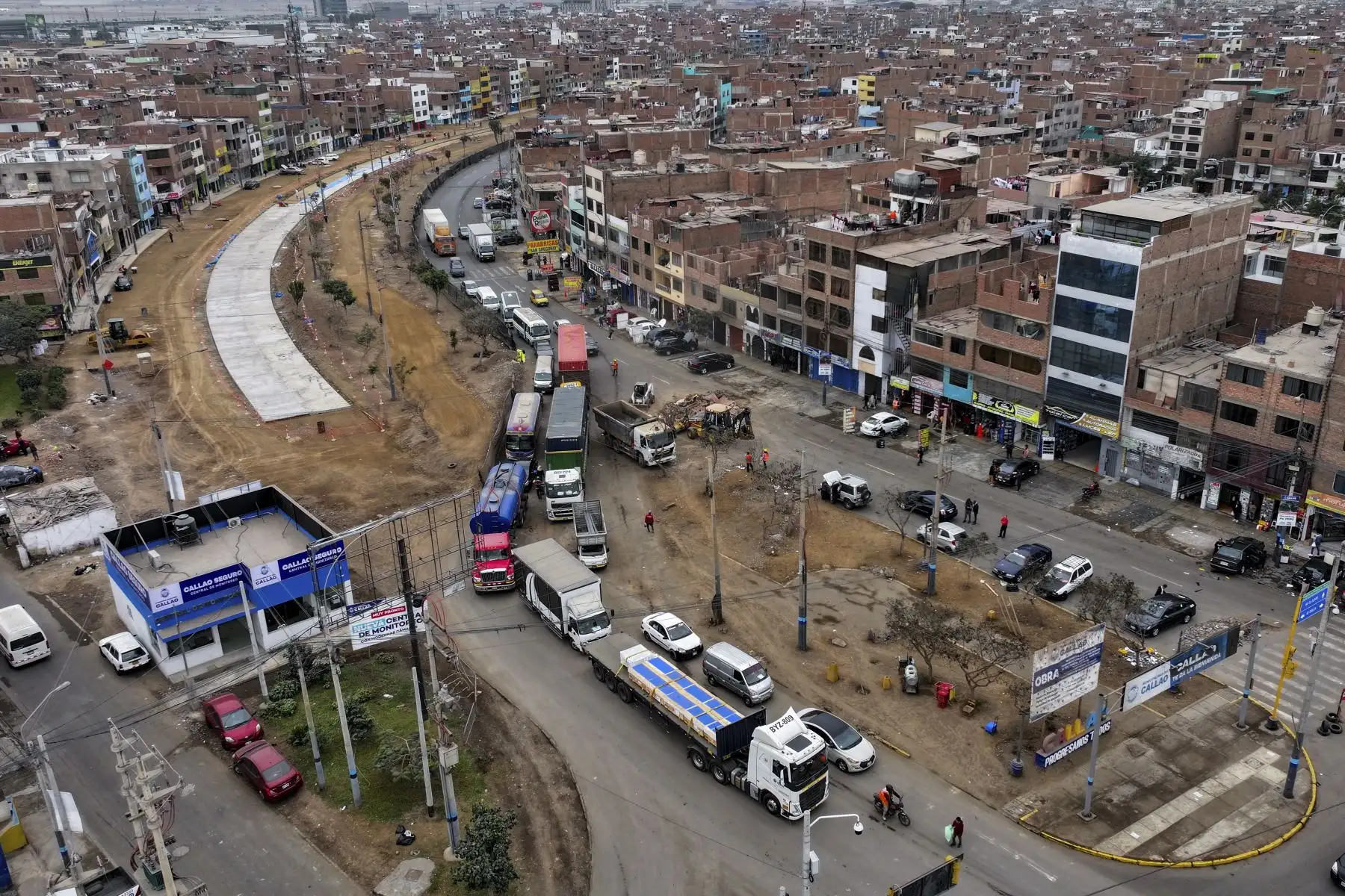 Las obras en la avenida prolongación Perú, contempla la rehabilitación del pavimento y mejoras en la infraestructura peatonal, en una zona de alto tránsito que conecta diversos sectores del Callao. Foto: ANDINA/Braian Reyna