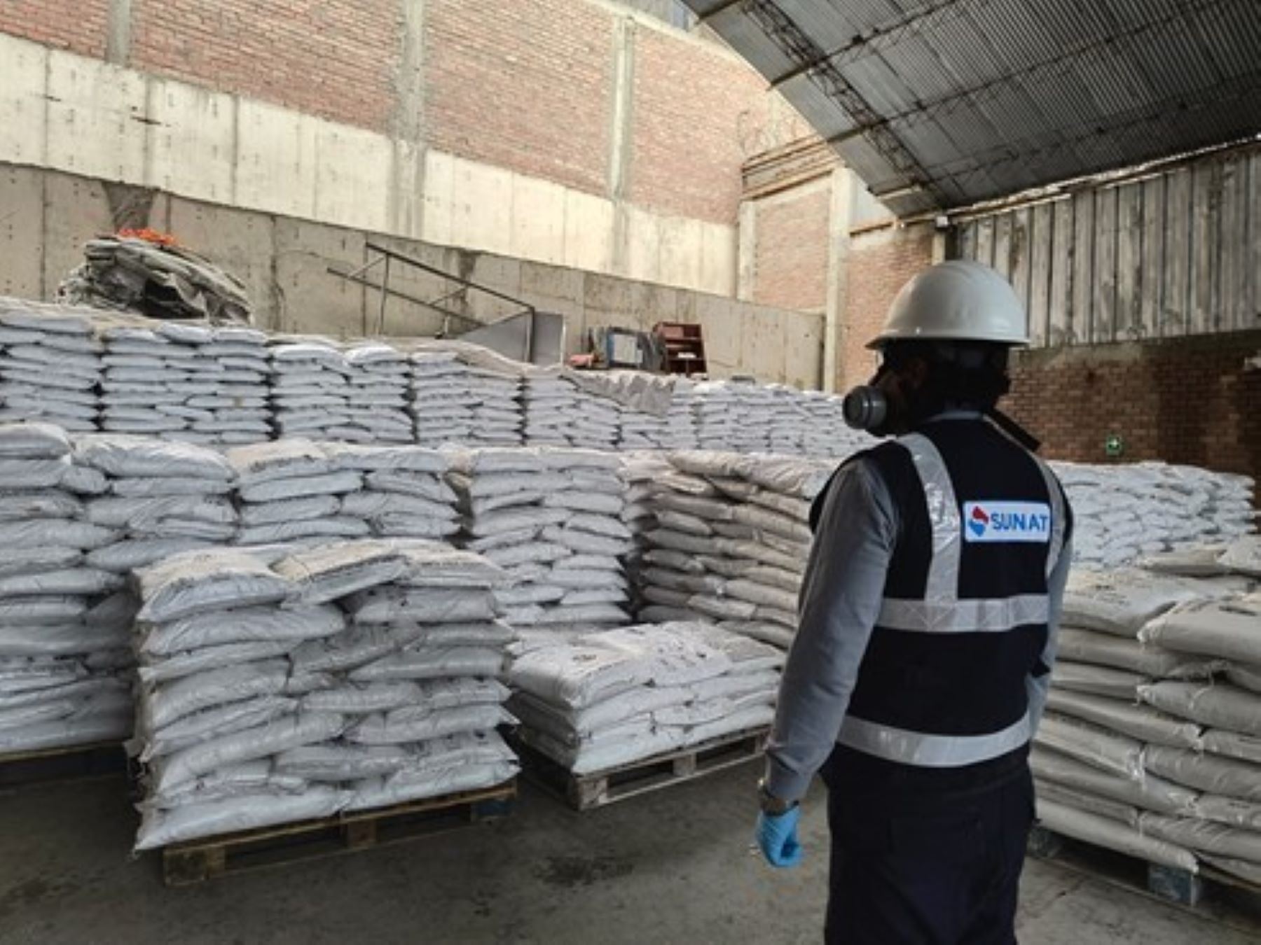 La SUNAT realizó un operativo conjunto con policía e intervino cinco establecimientos pertenecientes a tres empresas, ubicados en los distritos de Ate, Huarochirí, Villa El Salvador y Lurín, para verificar las actividades que realizan con los insumos químicos y bienes fiscalizados, inmovilizando más de 400 toneladas de estos productos.