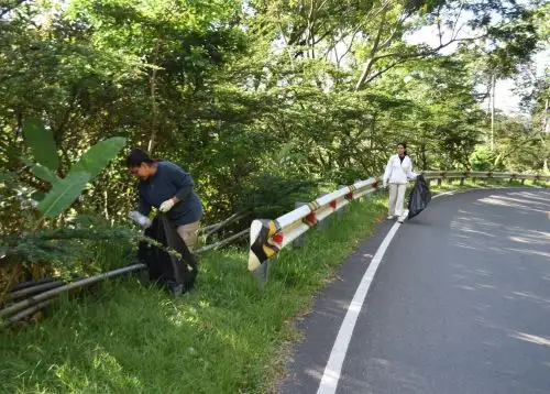 Trabajadores, estudiantes y voluntarios realizaron una jornada de limpieza en la ruta hacia las cataratas de Ahuayshiyacu, uno de los principales atractivos turísticos de la región San Martín. ANDINA/Difusión