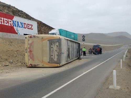 Un bus interprovincial de la empresa "Trans Andina" sufrió un despiste y volcadura esta mañana en la carretera Panamericana Norte, a la altura de Huarmey. El accidente dejó cinco personas heridas. ANDINA/Difusión
